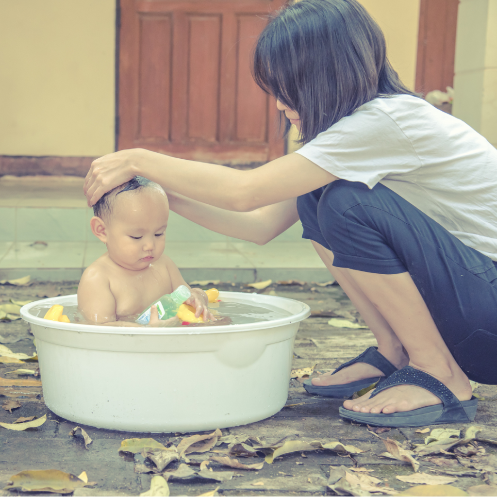 mom bath baby with shampoo